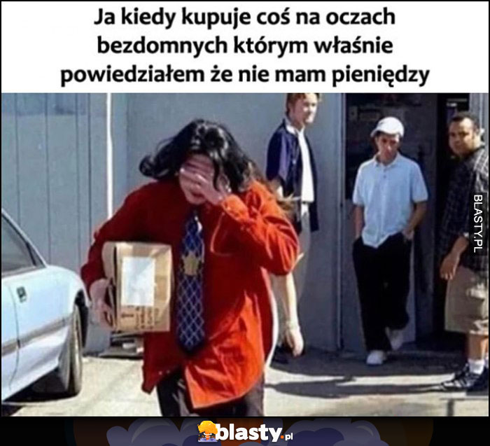 Na pierwszym planie zdjęcia widzimy człowieka zakrywającego ze wstydu swoją twarz oraz trzymającego karton. Za nim stoi trzech innych mężczyzn. Zdjęcie jest podpisane tekstem o treści: Ja kiedy kupuję coś na oczach bezdomnych, którym właśnie powiedziałem, że nie mam pieniędzy.