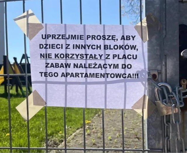 Na zdjęciu widać kartkę przyklejoną do ogrodzenia. Napis na kartce: "Uprzejmie proszę, aby dzieci z innych bloków nie korzystały z placu zabaw należącym do tego apartamentowca!!!"